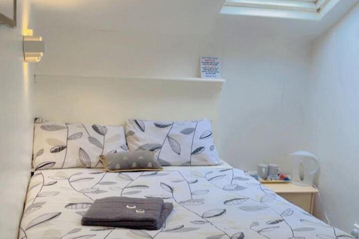 Room 18 of 143