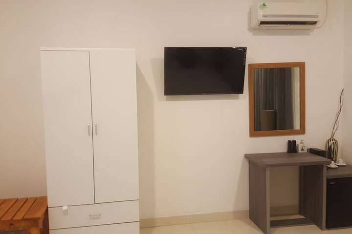 Room 10 of 14