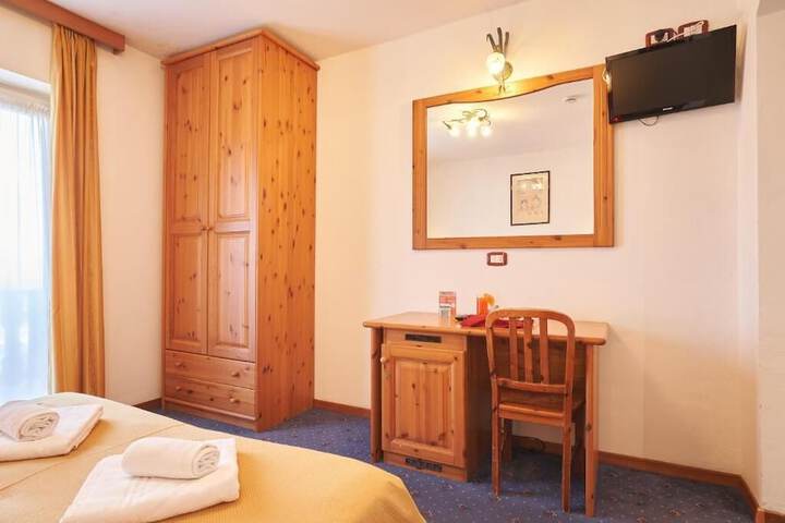 Room 4 of 65