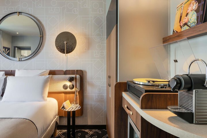 Room 11 of 80