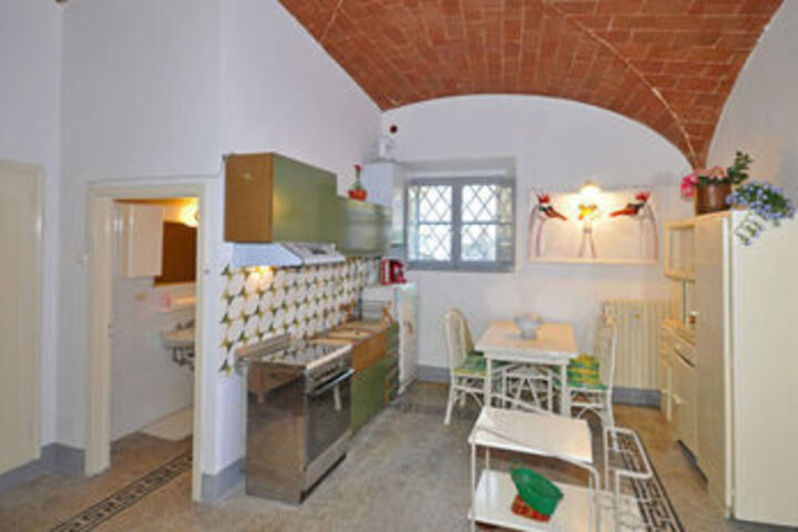 Room 5 of 8