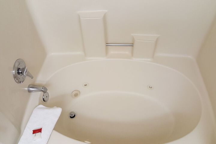 Jetted tub