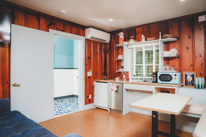 Room 6 of 102