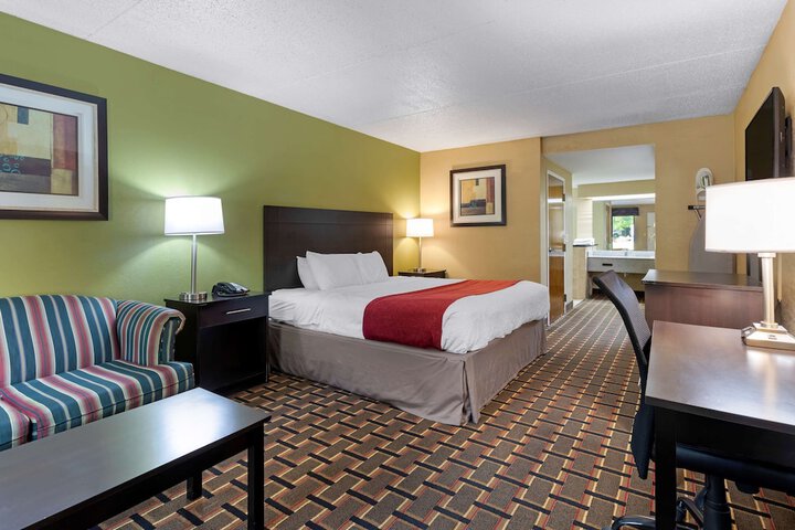 1 King Bed Room High Speed Internet Accessible Microwave and Refrigerator Work Desk Contine (2 of 18)