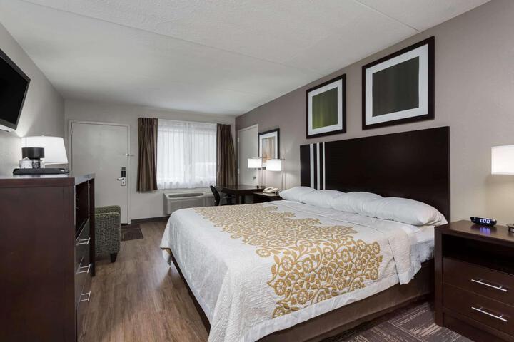1 King Bed (9 of 9)