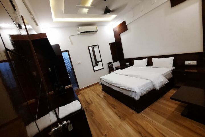 Room 5 of 6