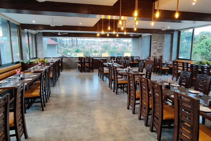 Dining 2 of 9