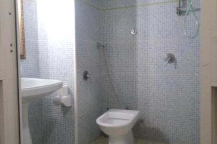 Room 4 of 8