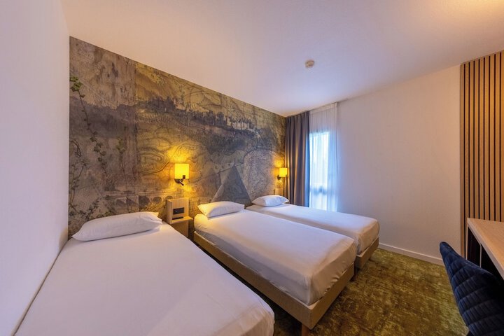 Room 32 of 104