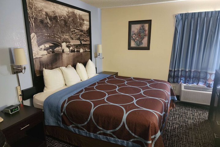 1 King Bed (8 of 8)