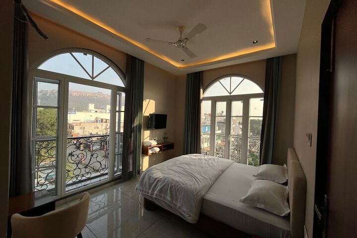 Room 9 of 13