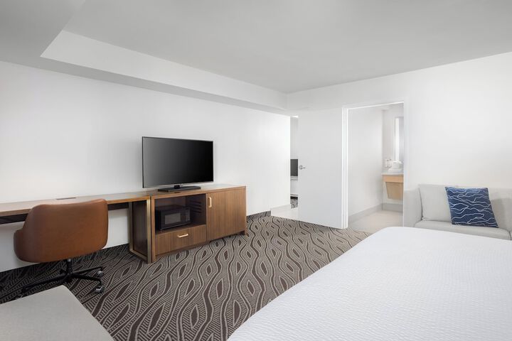 Room 6 of 100
