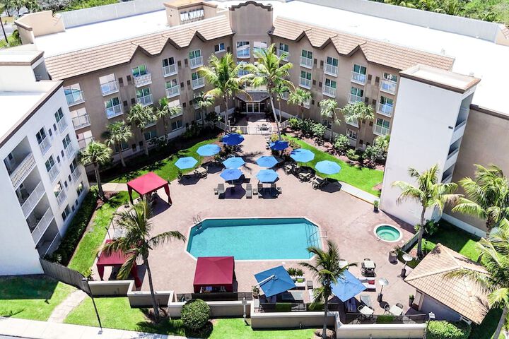 Hotel with Pool