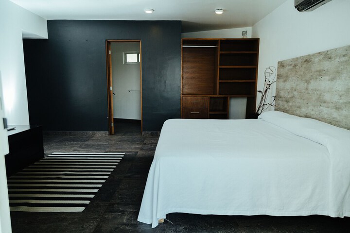 Room 5 of 11