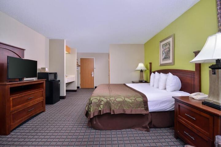 Standard | King Bed (5 of 9)