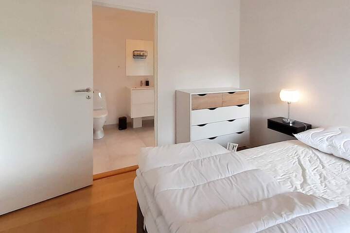 Room 2 of 23