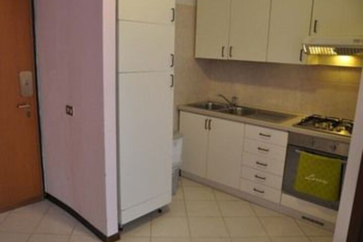 Room 8 of 102