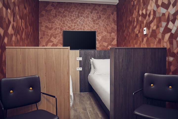 Room 11 of 42