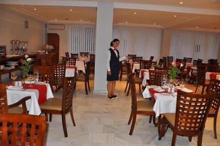 Dining 18 of 22