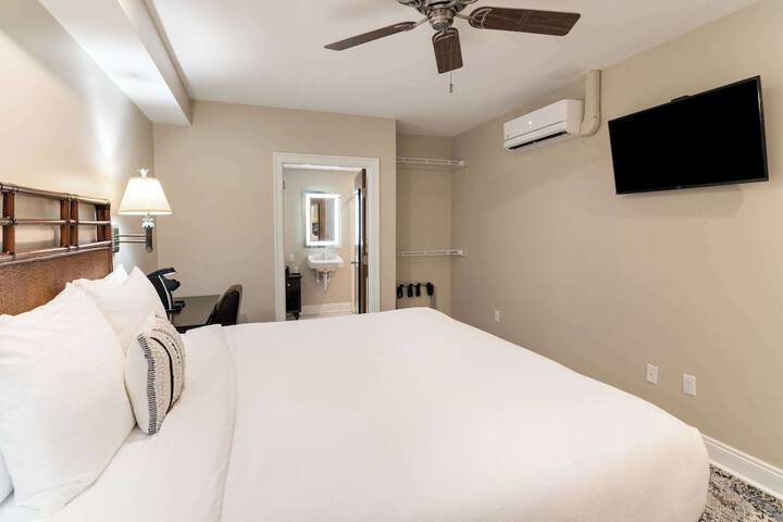 1 King Bed (9 of 31)