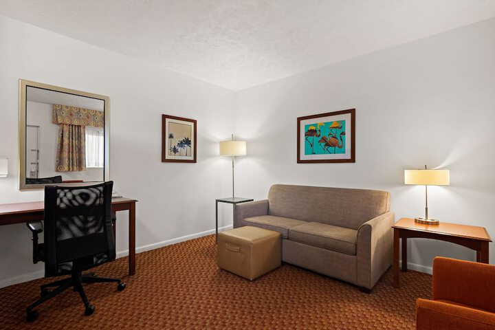 Suite 1 King Bed High Speed Internet Accessible Sofa Bed Refrigerator, Coffee Maker Full Breakfast (1 of 24)