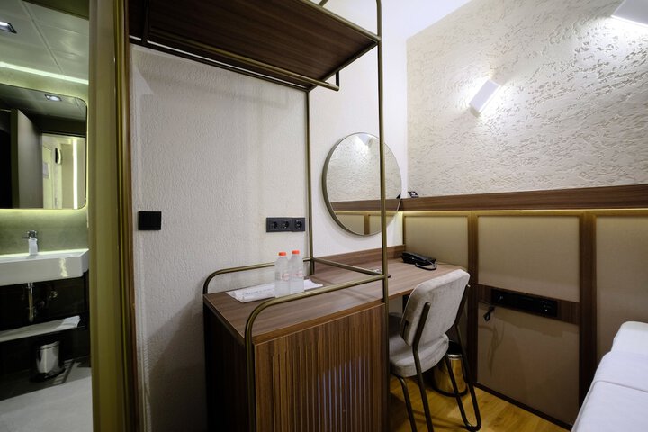 Room 5 of 83