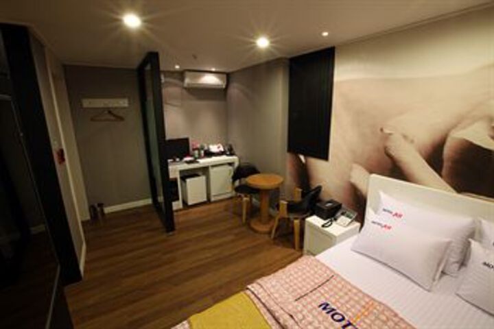Room 16 of 30