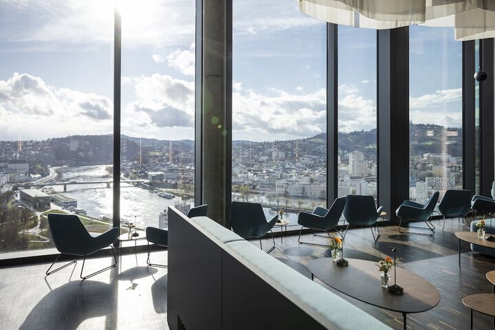 Lounge 58 of 74