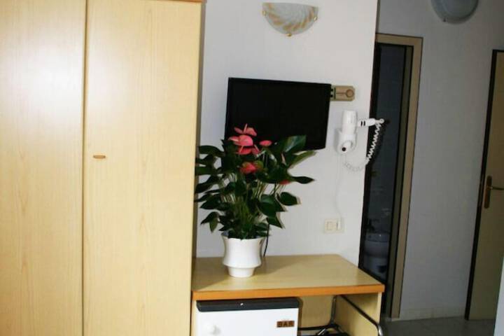 Room 6 of 42
