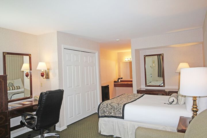 1 Queen Bed (5 of 14)