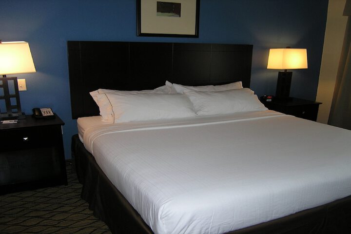 1 King Bed (2 of 11)