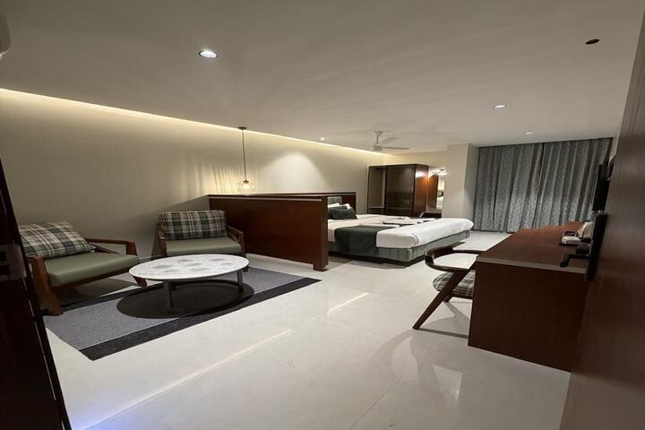 Room 9 of 16