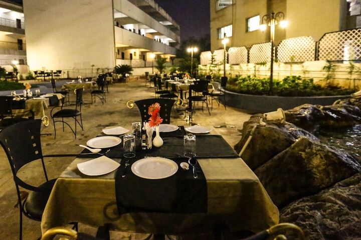 Dining 9 of 15