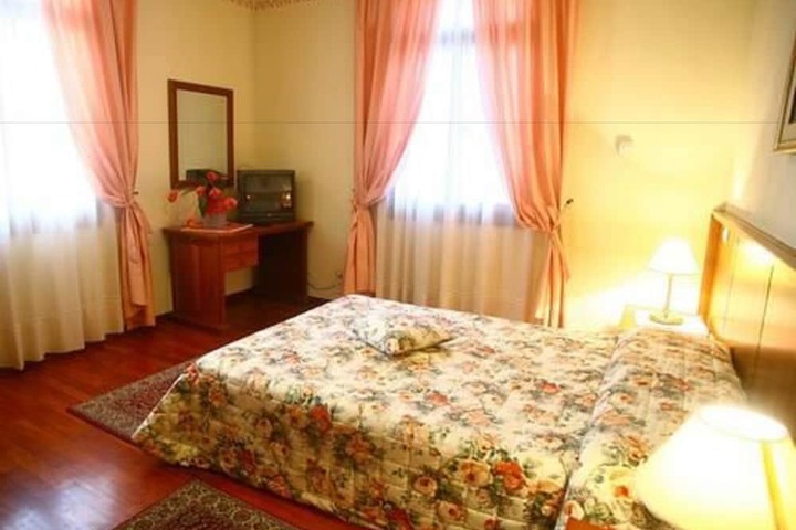 Room 8 of 40