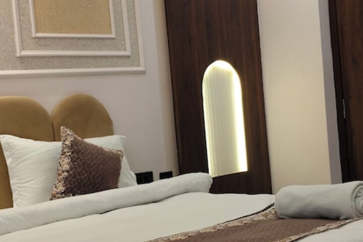 Room 9 of 118