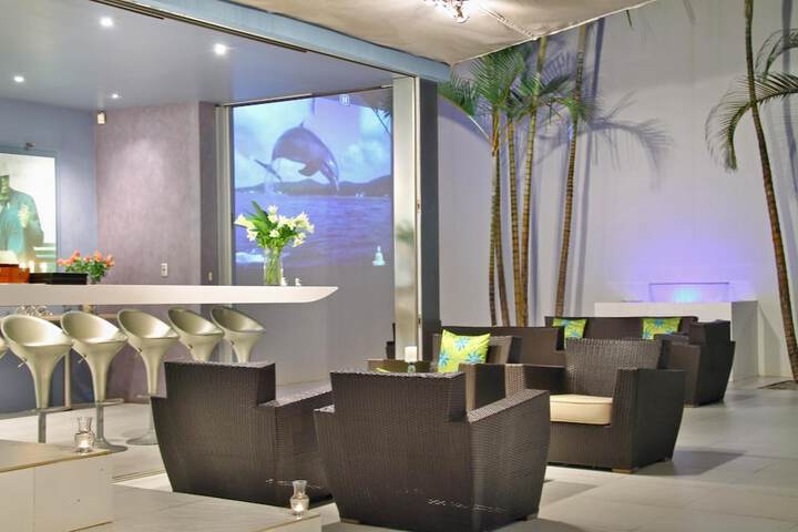 Lounge 53 of 63