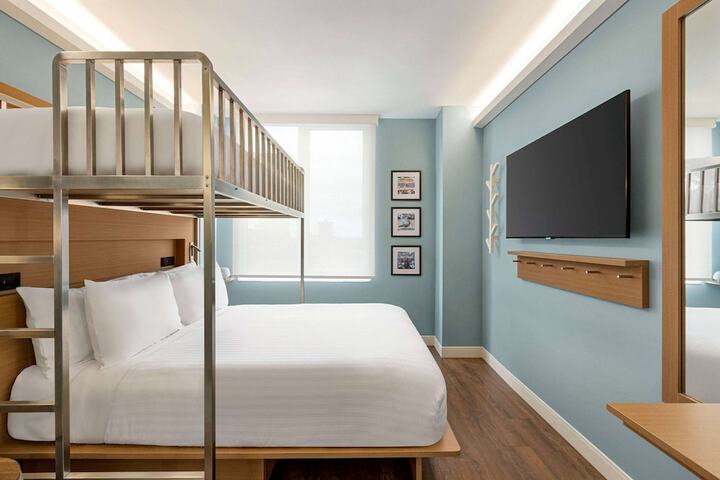 Deluxe Queen Bed (4 of 33)