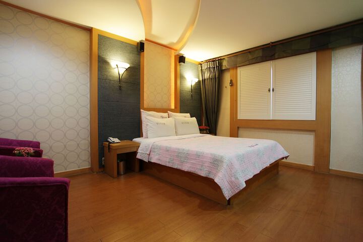 Room 4 of 13