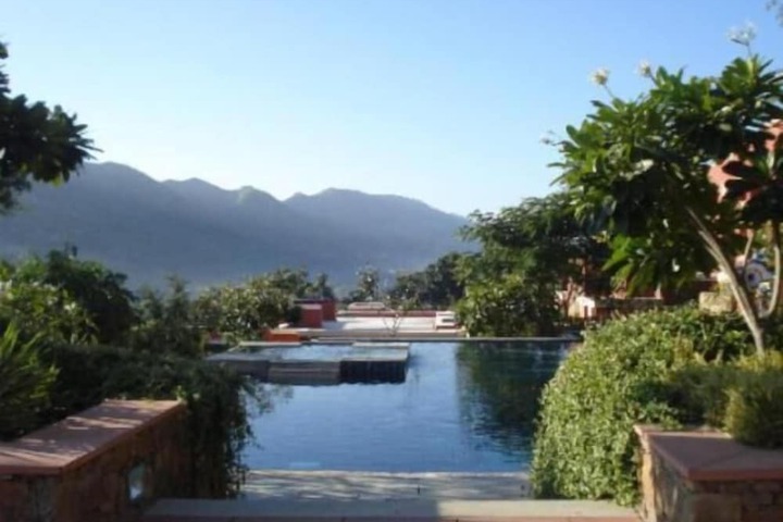 Hotel Pool