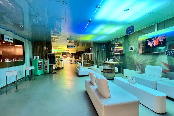 Lounge 65 of 78