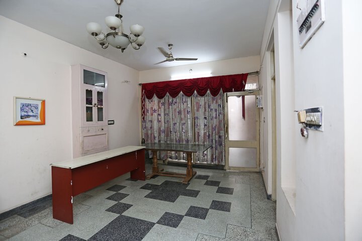 OYO 10674 HOTEL ROYAL INN