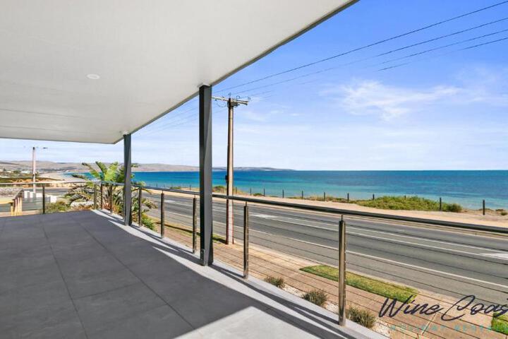 Esplanade Escape by Wine Coast Holidays