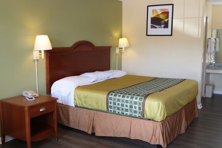 Deluxe King Bed (18 of 33)