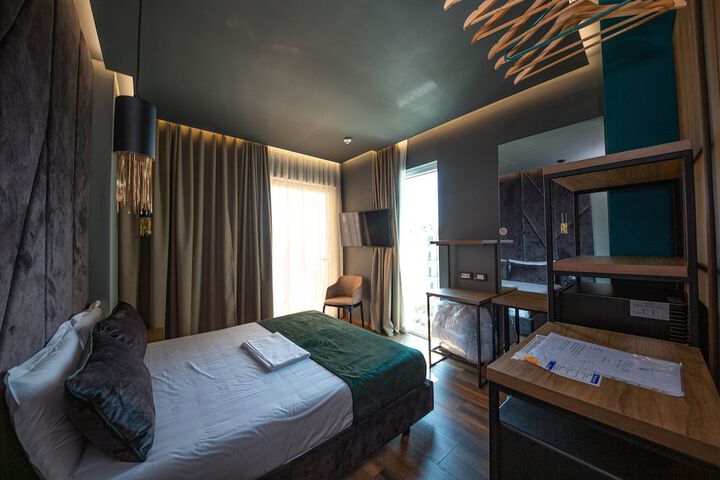 Room 5 of 96