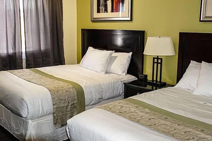 Room 6 of 12