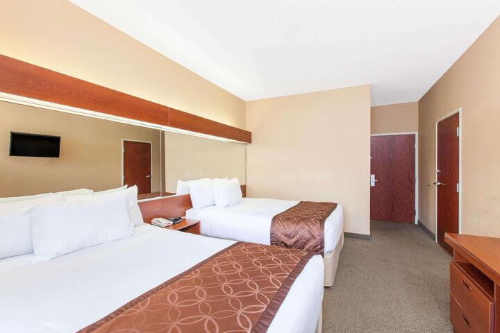 1 Queen Bed (4 of 17)