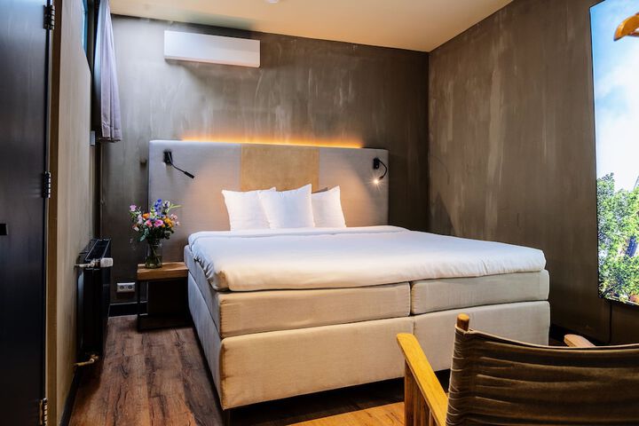 Room 21 of 34