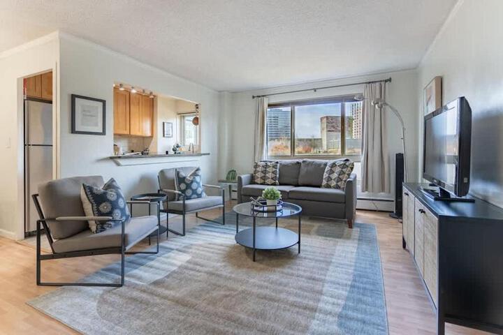 Vibrant Downtown King Bed, Work Desk &  Kitchen in Seattle, WA