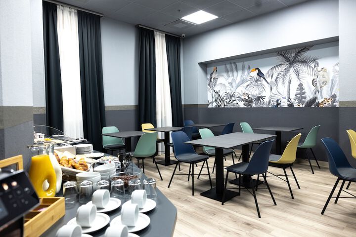 Dining 19 of 25
