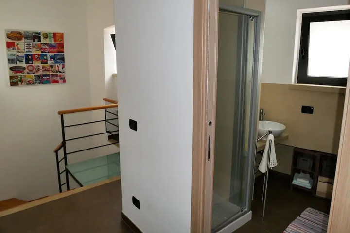 Room 4 of 10